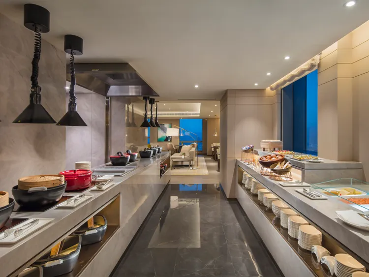  套房升等券更提供「Happy Hour 美好時光」盡享廚藝團隊精心準備的輕食及各類紅白酒無限暢飲。新板希爾頓提供