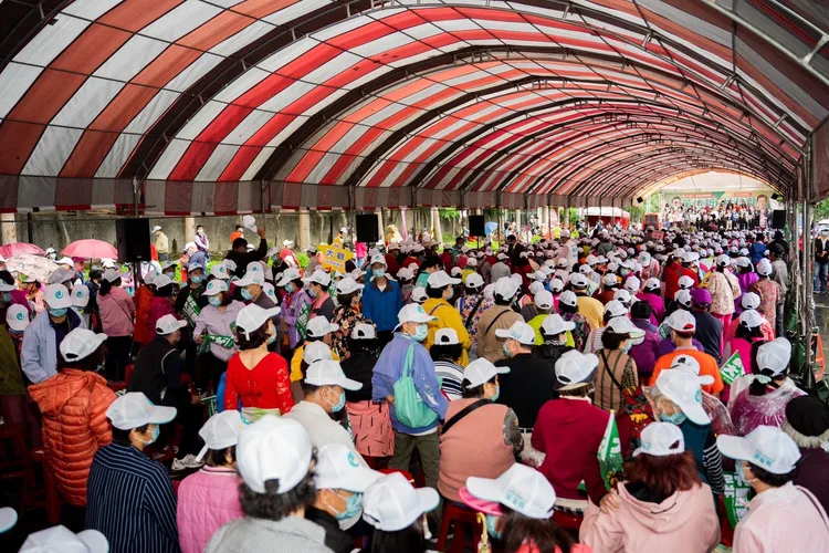 現場吸引了許多民眾前來力挺。林佳龍競辦提供