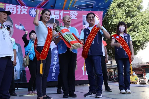 經典畫面重現！「辣個男人」同台神力女超人　高歌歡唱變粉絲見面會