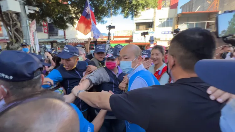 韓國瑜幫許淑華等人站台，所到之處都吸引民眾簇擁。田兆緯攝