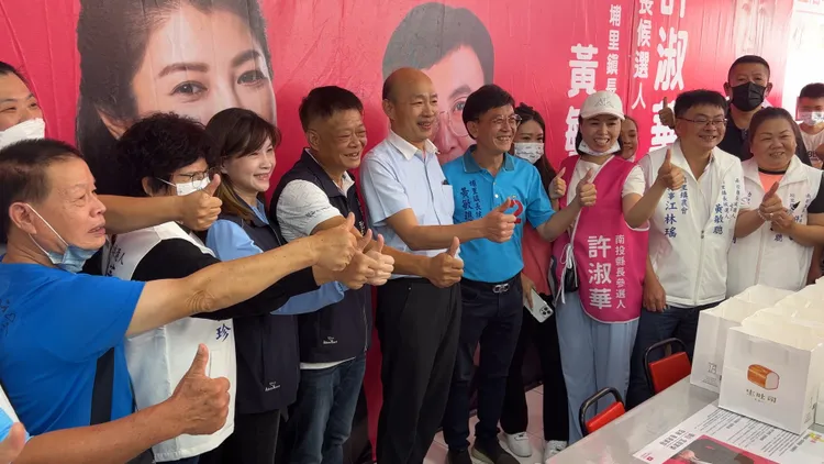 韓粉看到韓國瑜出現，紛紛上前拍照搶簽名等。田兆緯攝