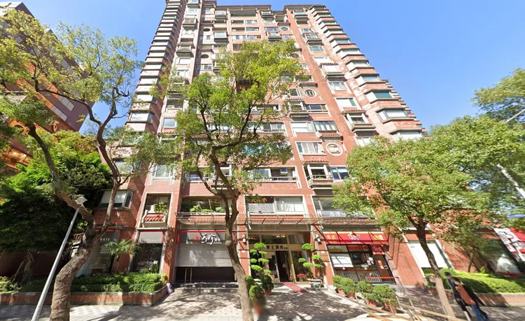 中山區復興北路已有部分社區成交已見9字頭，例如中古大樓「東王漢宮」，B棟31.18坪的5樓戶今年8月以總價2880萬元成交，換算每坪就來到92.4萬元。翻攝Google map