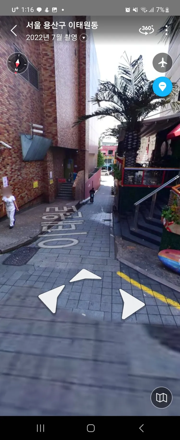 有網友上傳街景照片，顯示發生意外的地點是相當狹窄的街道。翻攝推特