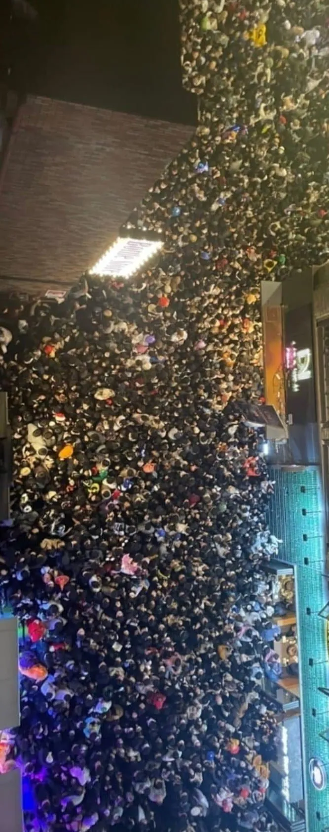 網傳照片顯示，現場街道被人潮擠得水洩不通。翻攝推特@minju3326JK