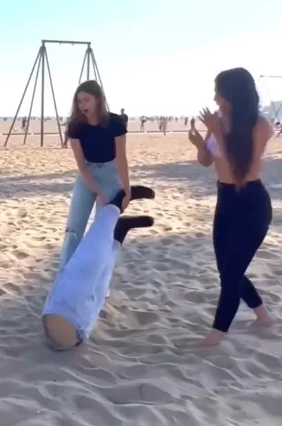 男子一分為二，嚇得2名女子驚聲尖叫。