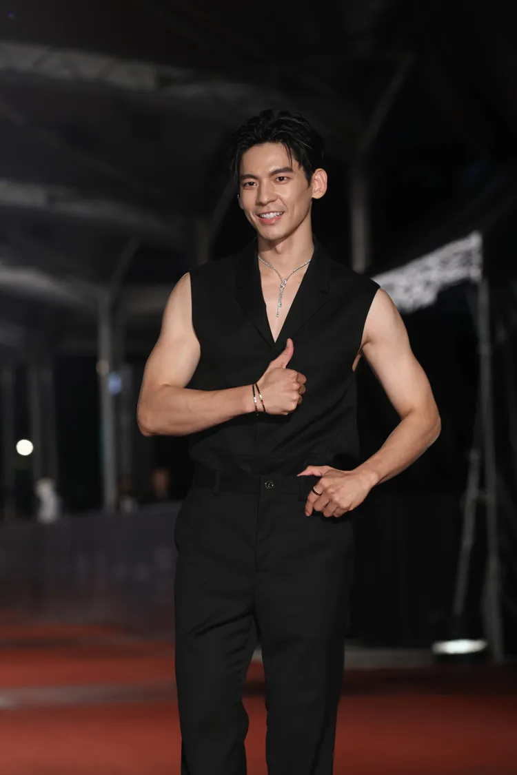 林柏宏穿西裝背心登場。攝影中心攝