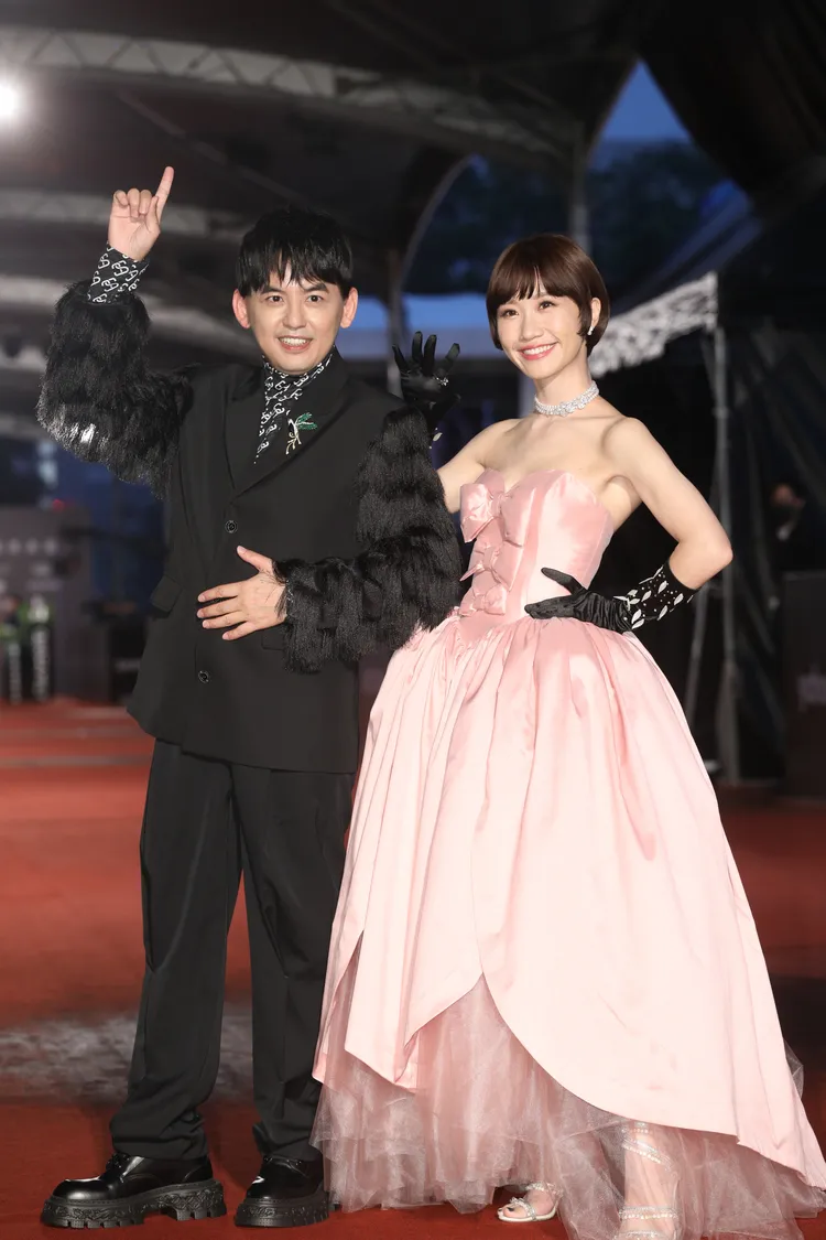 黃子佼（左）和Lulu表現自信。Lulu身穿Farah Al Mesbah粉色蝴蝶結Rosa禮服搭配MIKIMOTO珠寶，甜美可愛。攝影中心攝