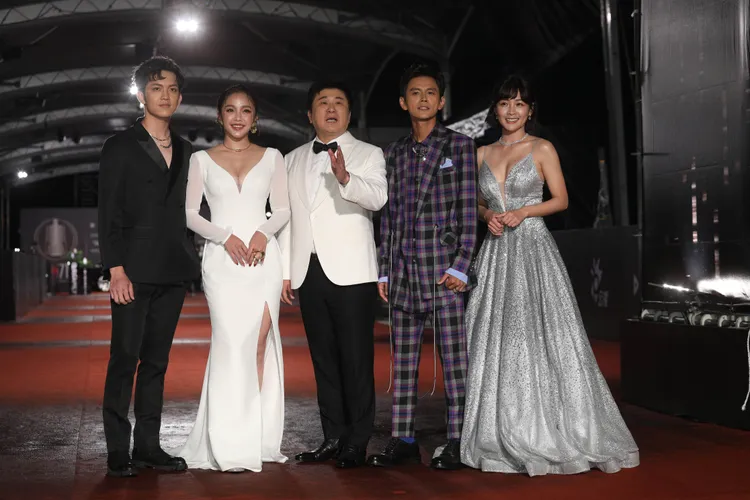 胡瓜（中）率《綜藝大集合》主持群走紅毯。攝影中心攝