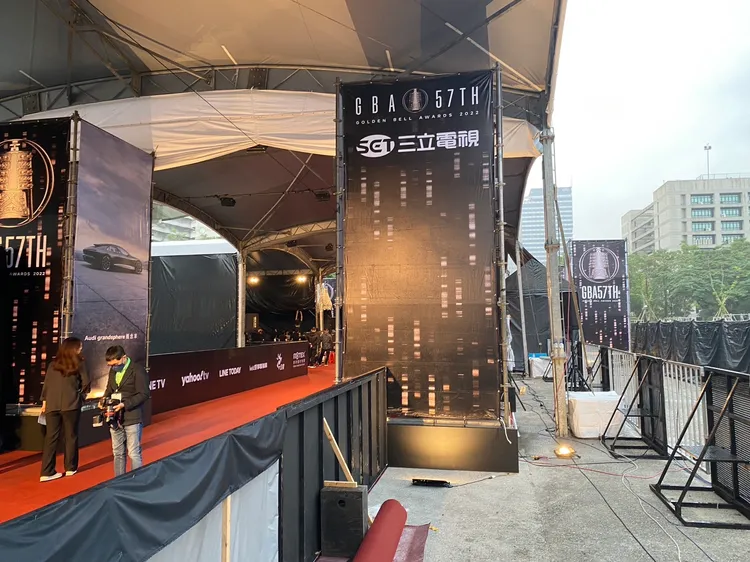 剩下10多分鐘星光大道即將展開，但因場地施工整修未開放粉絲旁觀，現場氣氛有些冷清。攝影中心攝