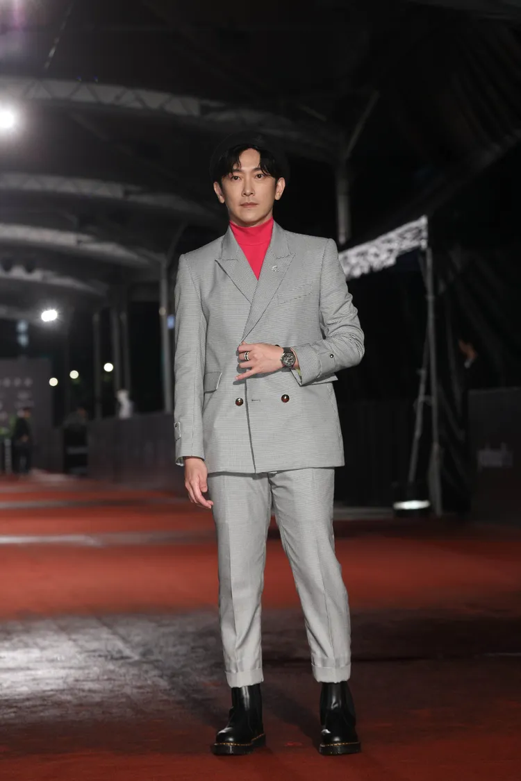 施名帥內搭很亮眼。攝影中心攝