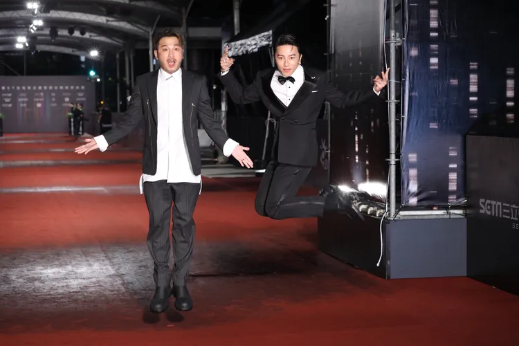 坤達（右）高高跳起，KID被比下去。攝影中心攝