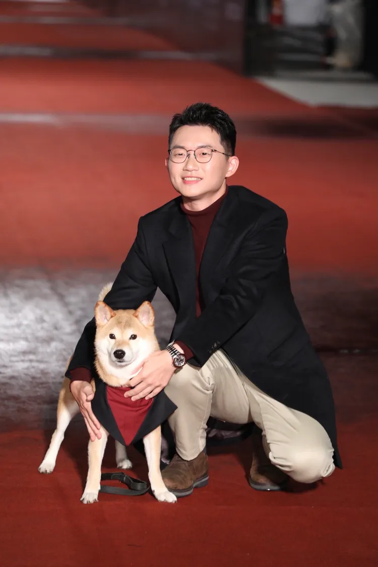 視網膜帶「神獸」柚子出席金鐘獎。攝影中心攝