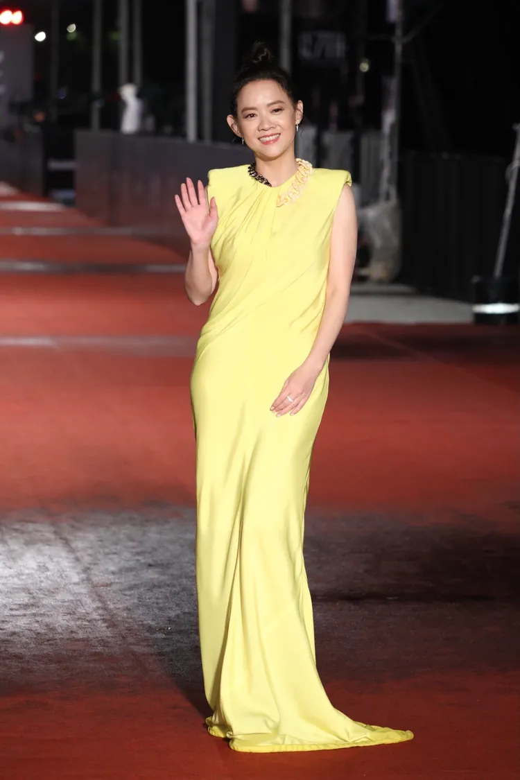 曾寶儀選穿Stella Mccartney長裙。攝影中心攝