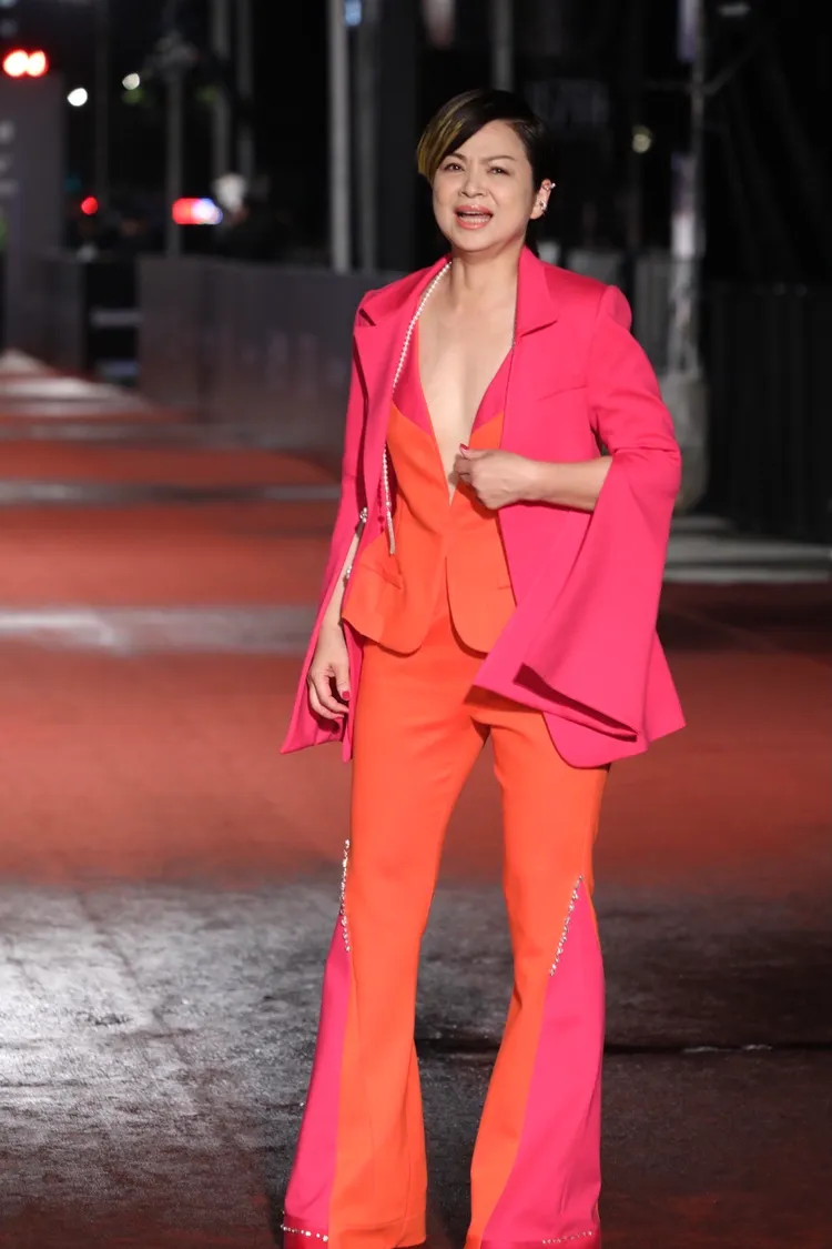 楊貴媚大膽敞胸。攝影中心攝