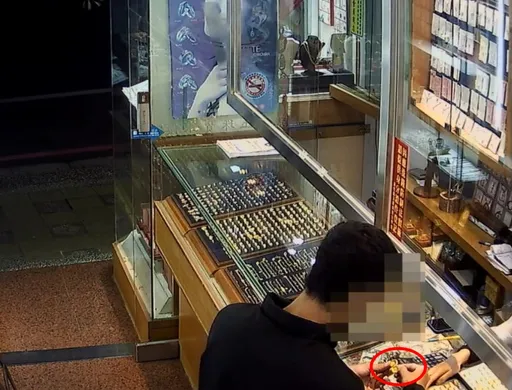 桃園男佯裝挑金飾　拿到金戒指就跑！竹警7小時內逮人