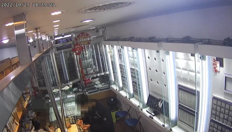 李男向老闆娘佯裝想要購買金戒指，沒想到李男拿到2枚金戒指後，竟帶著金戒指奪門而出。翻攝畫面