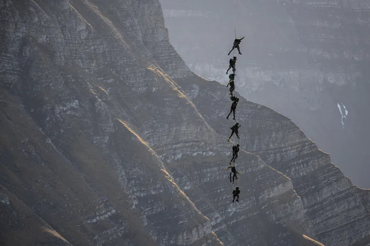 瑞士特種部隊士兵表演從直升機垂掛。法新社