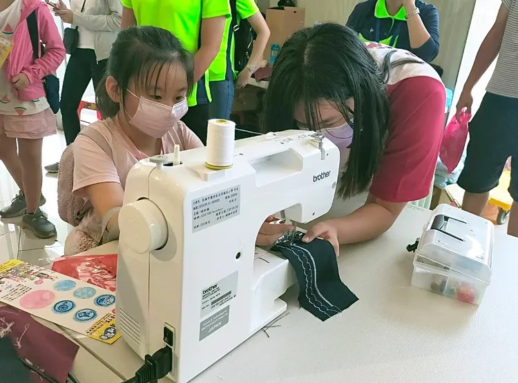 學生利用布藝手作，選擇適合布衛生棉使用的特性。教育局提供