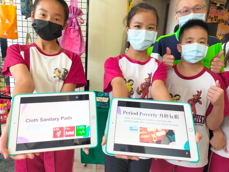 學生上網蒐集相關文章以及新聞。教育局提供