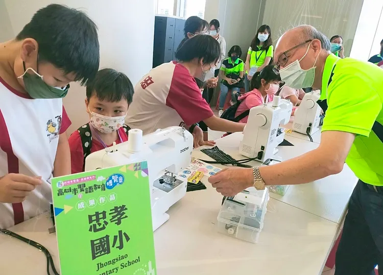 男學生、女學生都親自動手做衛生棉。教育局提供