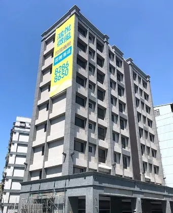 長安街近年推案集中在巷弄，例如193巷的預售案「鴻悅微風」，訴求一層4戶、戶戶採光及視野棟距的精工宅，主力格局22－32坪。翻攝鴻悅微風臉書