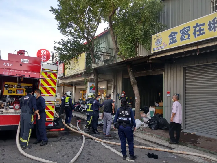 台中市消防局出動13輛消防車及40名隊員到場灌救。台中市消防局提供