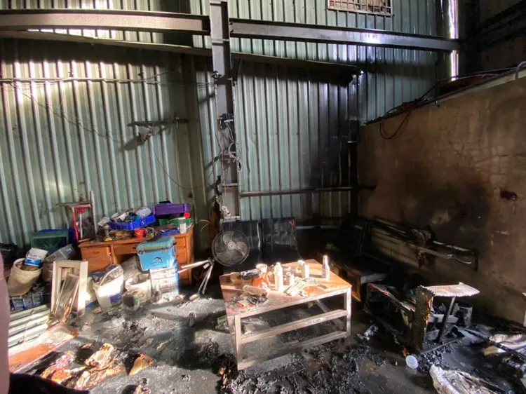 工廠內許多物品被燒毀。讀者提供