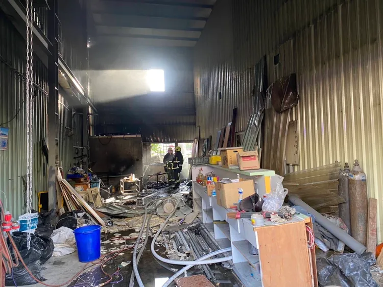 工廠內堆放的物品被燒毀。讀者提供