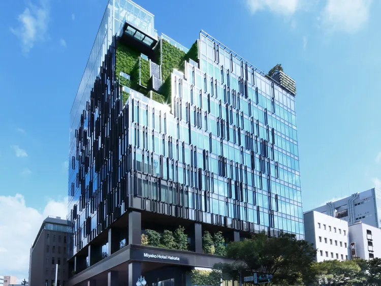 「Miyako Hotel Hakata」外觀彷彿叢林中的磅礡瀑布，頂樓空中泳池可享受遼闊的福岡市景。Booking.com提供