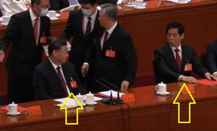 栗戰書（右）坐下後，習近平（左）看著栗戰書。法新社