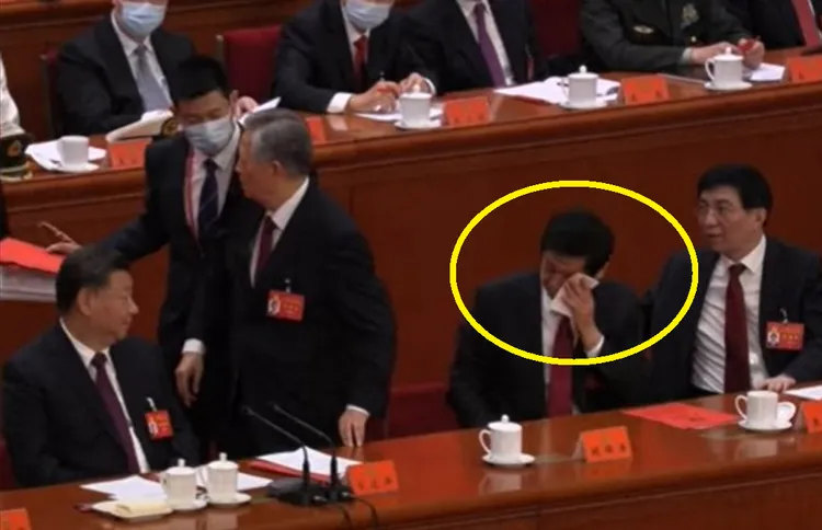 中國人大委員長栗戰書快速掏出手帕擦拭了眼角，不知是淚水或是冷汗。法新社