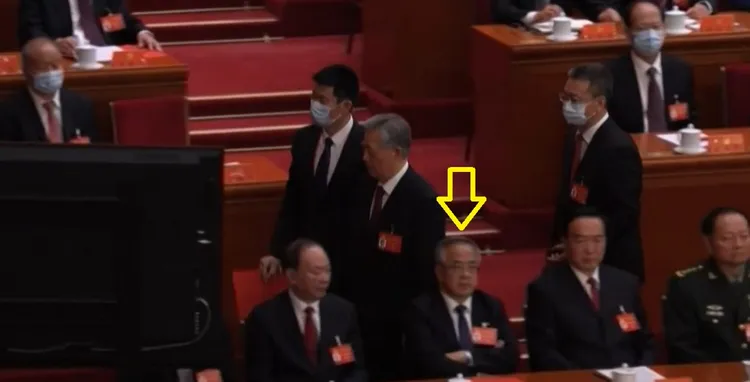 胡錦濤經過胡春華（黃色箭頭）的身後，胡春華雙手抱胸，面露不悅。法新社