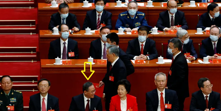 胡錦濤經過李強（黃色箭頭）身後，李強仍在談笑中，其他文武百官則是噤若寒蟬，各有心事。路透社