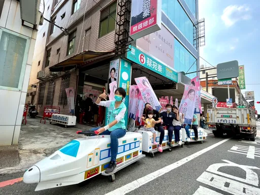 全國最萌宣傳車「府城6號快捷列車」上街了 蔡宛秦帶三寶搶先搭乘