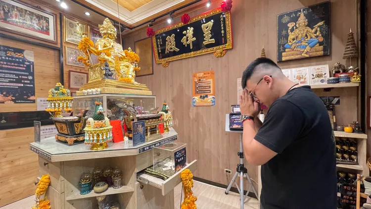 阿勛為了信守承諾，除了花費400萬開設呈祥殿外，還擔任殿內廟祝。陸運陞攝