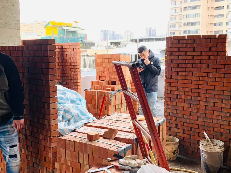 原本業績平平的工作室，阿勛向四面神許願後，半年業績翻倍成長。阿勛提供