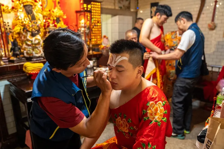 阿勛家中信仰為台灣傳統宗教，自己也是爐下弟子，宮廟有繞境活動還會擔任扮演家將。阿勛提供