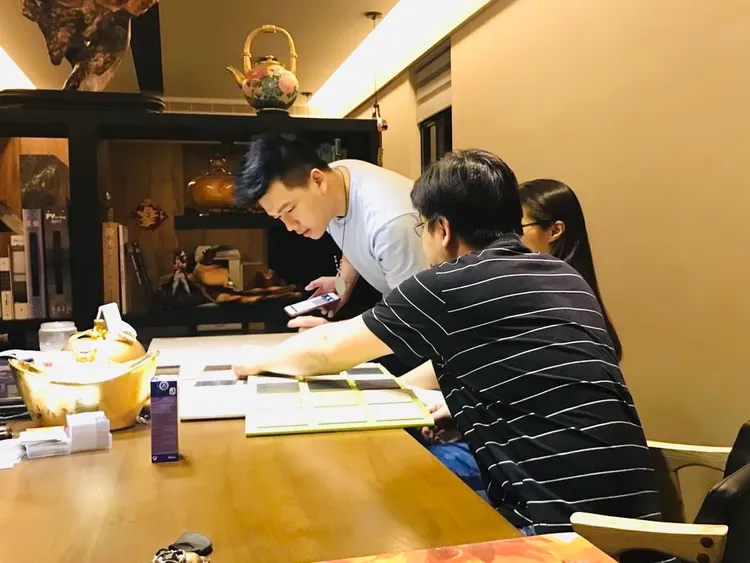 阿勛剛出社會時，與朋友共同創立室內設計工作室。阿勛提供