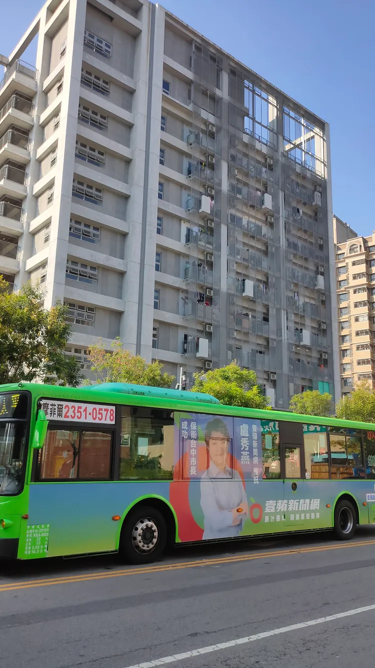 公車後方為盧秀燕任內完工的太平區育賢段社宅一期。鮮明攝