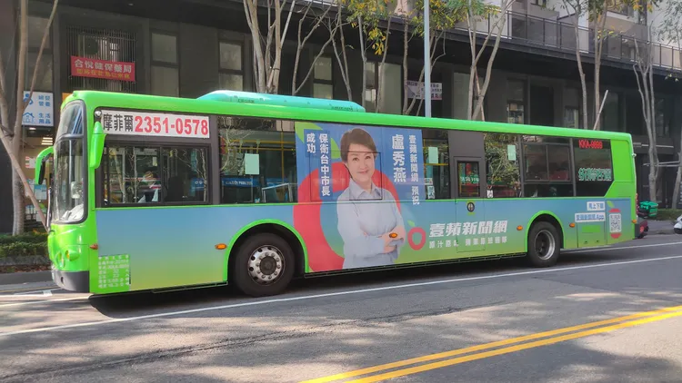 盧秀燕說，這台公車有如她的施政精神，走入大街小巷陪伴鄉親。鮮明攝