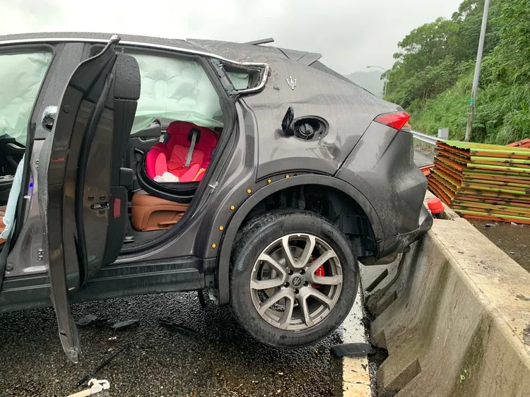 車上3人送醫。翻攝畫面