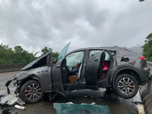 國3北上木柵段小客車衝撞護欄 一度塞到紫爆!車頭全毀3人傷