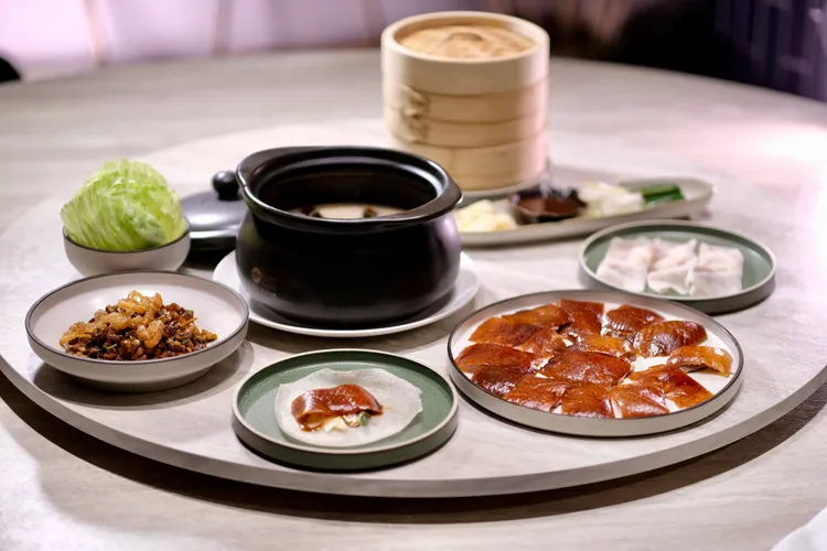 一鴨二吃，2780元；一鴨三吃，2980元。可從片皮鴨、生菜炒鴨鬆、鴨絲松花粥、芥菜鴨骨湯中任選2-3種。陳志淵攝