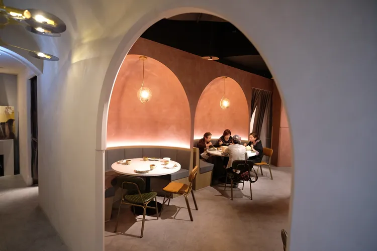 圓形拱門設計營造出洞穴般的效果。陳志淵攝