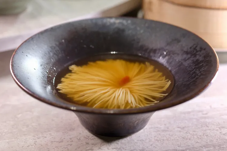 松茸美白菊花盅，280元。陳志淵攝