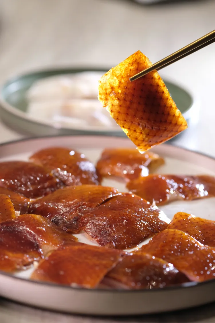 片皮鴨肉皮脆肉嫩，可搭配全麥麵餅、甜醬、蔥段、甜薑片等食用。陳志淵攝