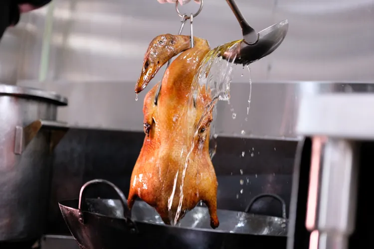 鴨隻先以明爐烘烤40-50分鐘，再均勻淋油至金黃色。陳志淵攝