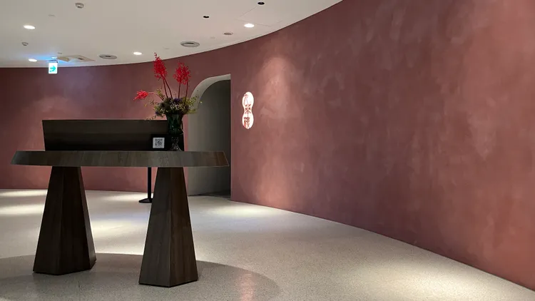 九華樓位於春大直的店面以柔和色系搭配圓弧線條，呈現優雅氛圍。陳志淵攝