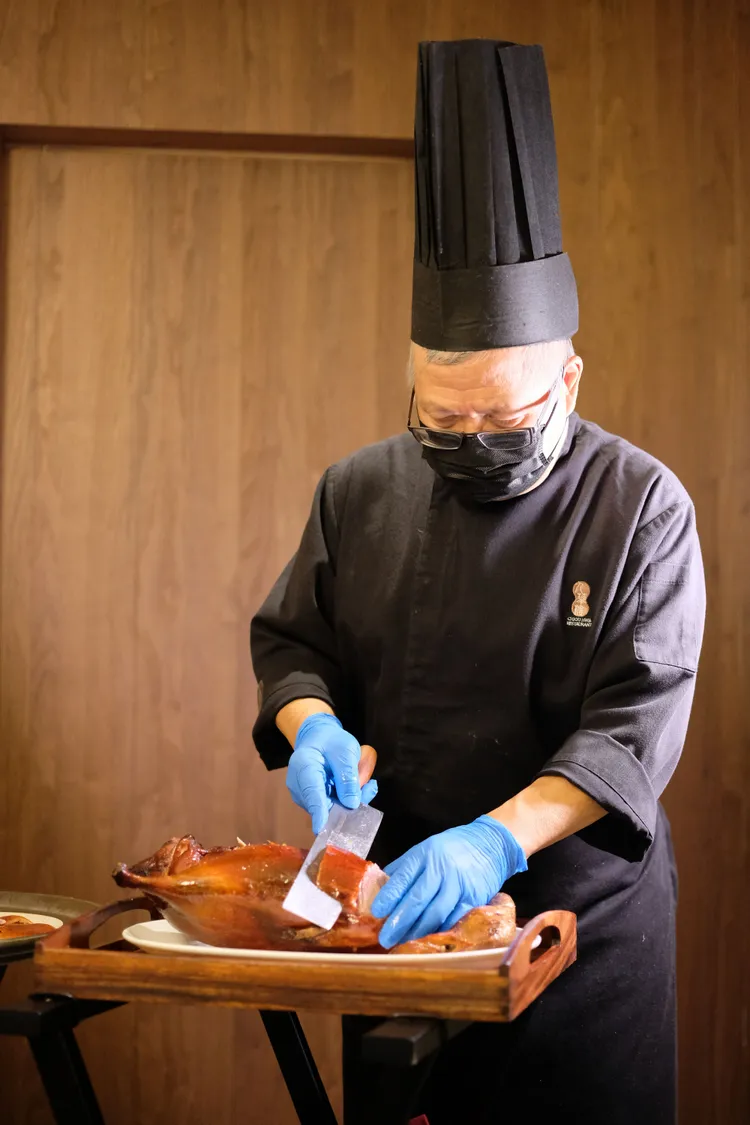 出爐後由專人桌邊片鴨。陳志淵攝