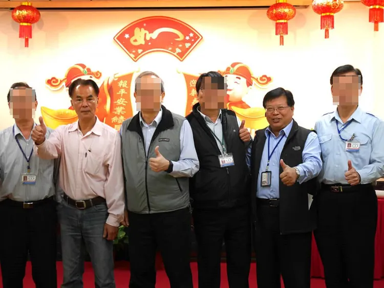 徐漢（右２）、陳枝章（左２）曾同框合影，留下伸出大拇指比「讚」的照片。爆料人提供